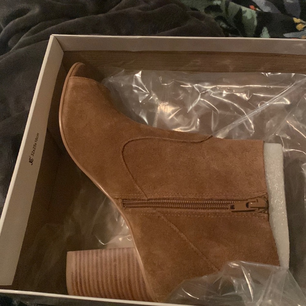 Accidentally ordered two pairs. I wear often and love. Very comfortable.